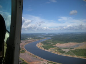 Der Kanal, der das Xingu-Wasser von der ersten Staustufe Pimentel zum Staureservoir von Belo Monte - unter Umgehung der Volta Grande do Xingu - umleitet. Foto: christian russau [2026]