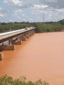 Durch Dammbruch von Mariana verseuchter Fluss Rio Doce. Foto: Christian Russau (März 2016)