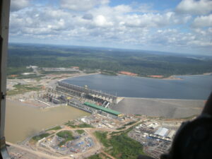 Der Staudamm Belo Monte am Xingu-Fluss in Pará. Krasses Beispiel, wie Infrastrukturvorhaben in den politischen Zentralen des Landes über die Köpfe der lokal Betroffenen vor Ort hinweg entschieden wurde. Foto: Christian Russau [2016]